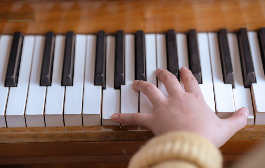 Những Mẹo Hàng Đầu Để Cải Thiện Kỹ Thuật Tay Trái Khi Chơi Piano