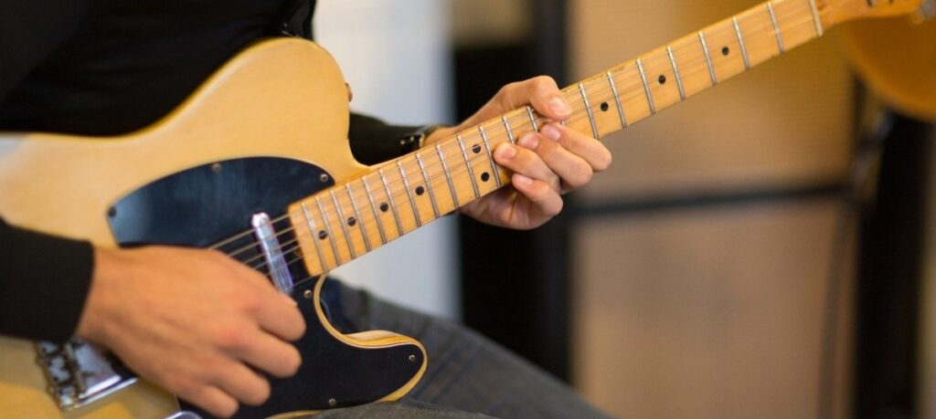 Các Dáng Cần Guitar Phù Hợp Nhất Cho Người Có Bàn Tay Nhỏ