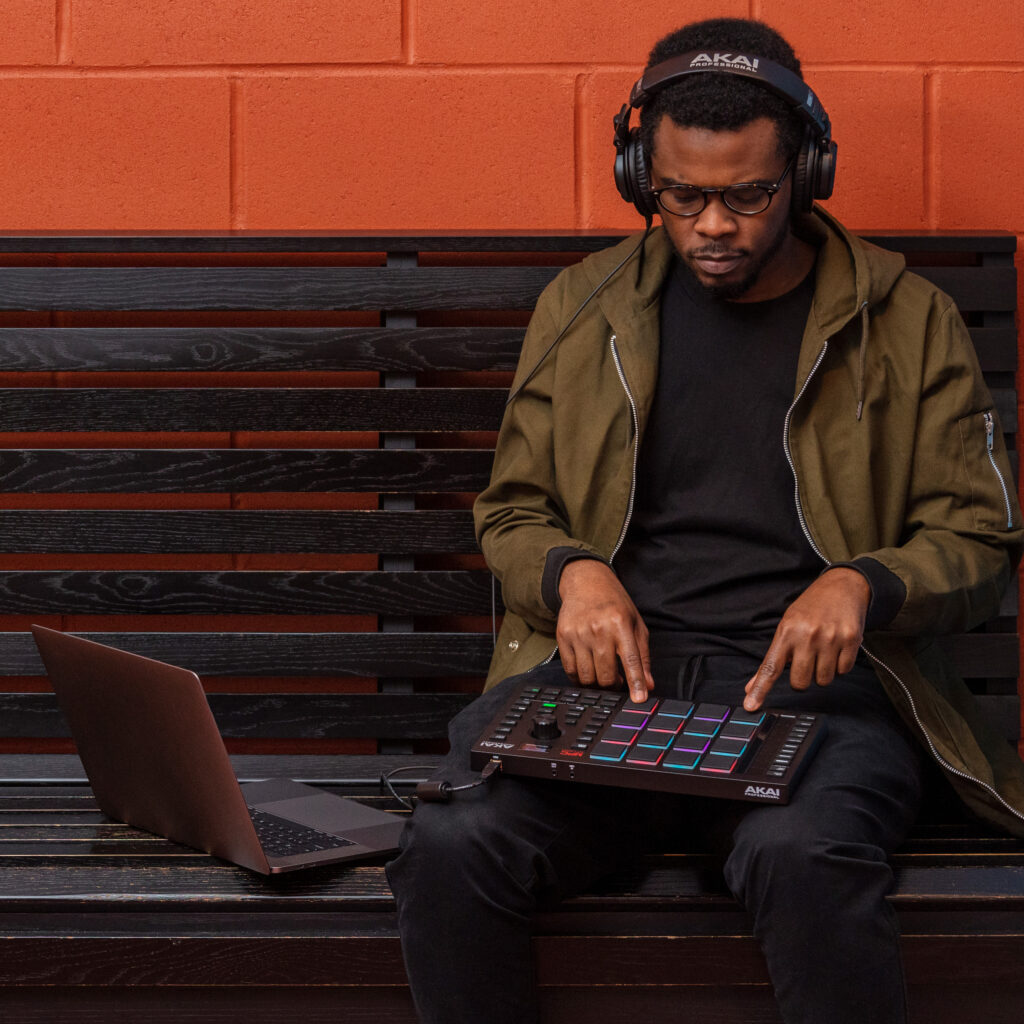 CÔNG CỤ THIẾT YẾU MỚI CHO PHÒNG THU AKAI PROFESSIONAL MPC STUDIO