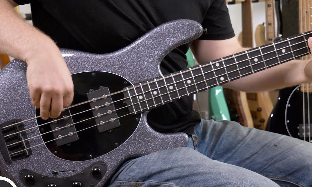 Nên Mua Guitar Bass StingRay Hay Bass Precision?
