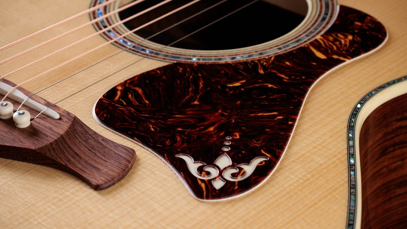 Đàn Guitar Acoustic Taylor Gold Label 914e