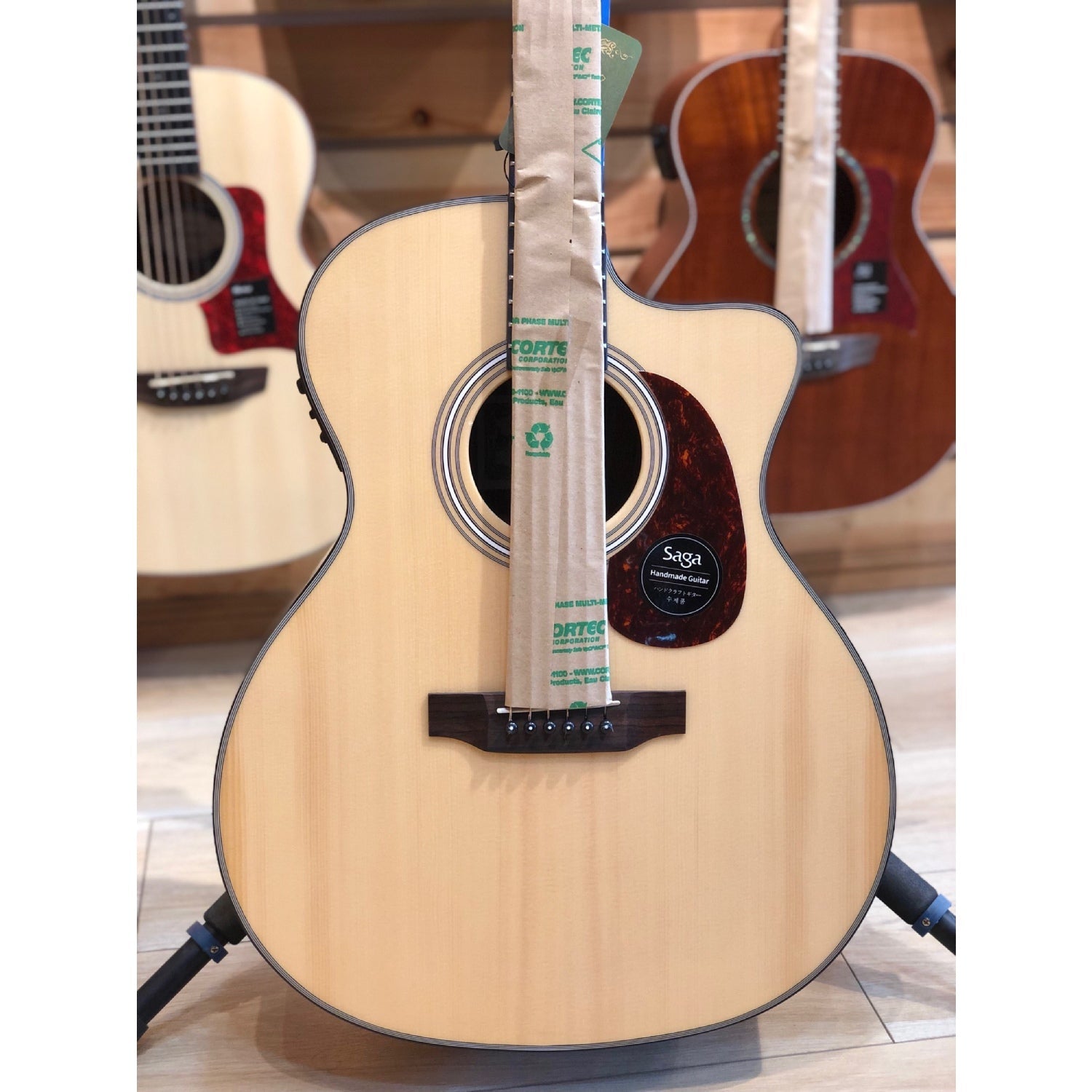 Đàn Guitar Acoustic Saga SF800GCE-Mai Nguyên Music