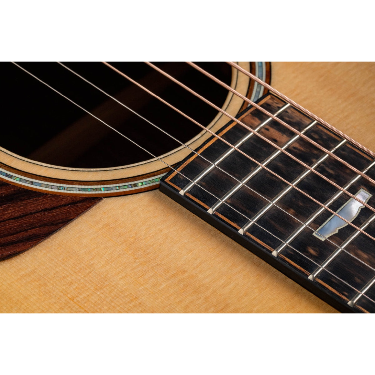 Đàn Guitar Acoustic Taylor 818e w/Case-Mai Nguyên Music