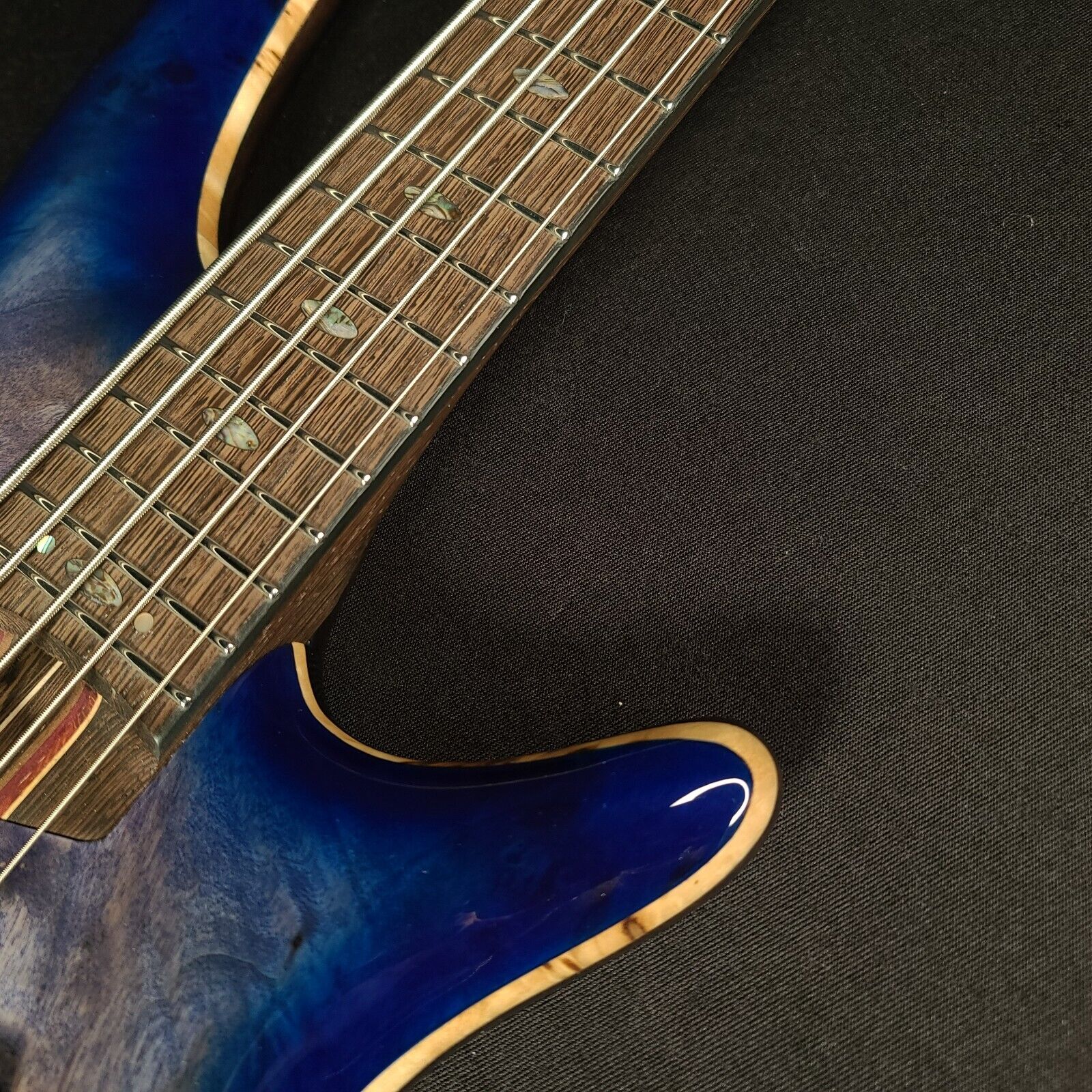 Đàn Guitar Bass 5-dây Ibanez SR Premium SR2605 w/Bag, Cerulean Blue Burst-Mai Nguyên Music