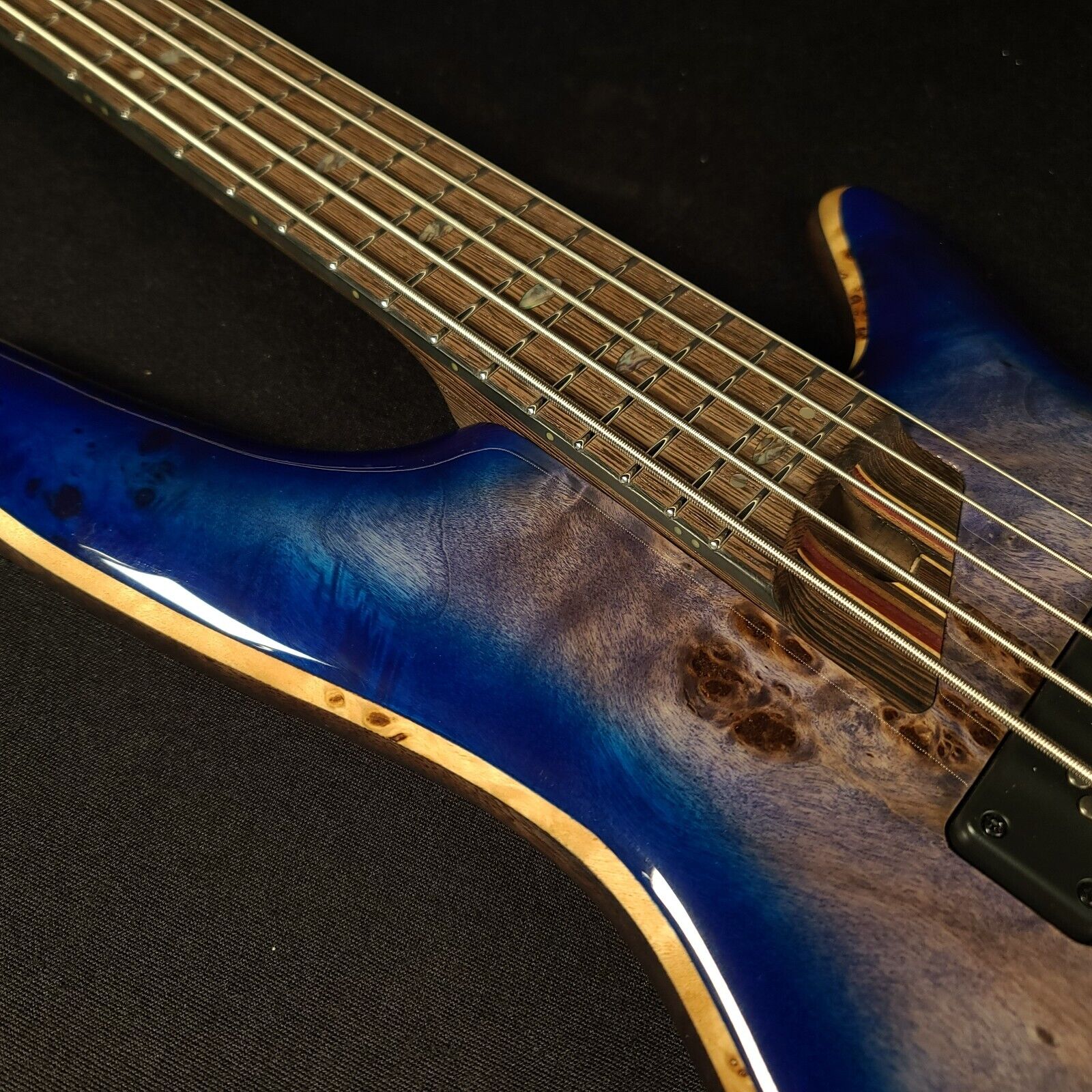 Đàn Guitar Bass 5-dây Ibanez SR Premium SR2605 w/Bag, Cerulean Blue Burst-Mai Nguyên Music