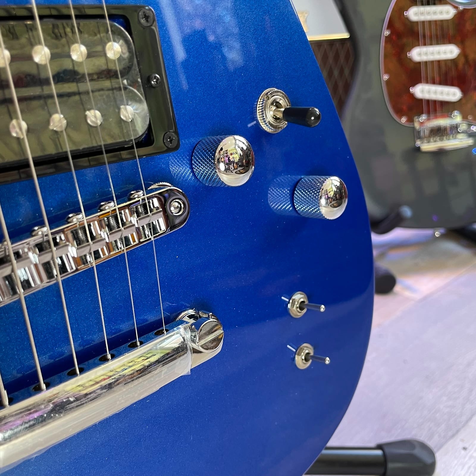 Đàn Guitar Điện Cort MBM-2 Sustainiac-Mai Nguyên Music