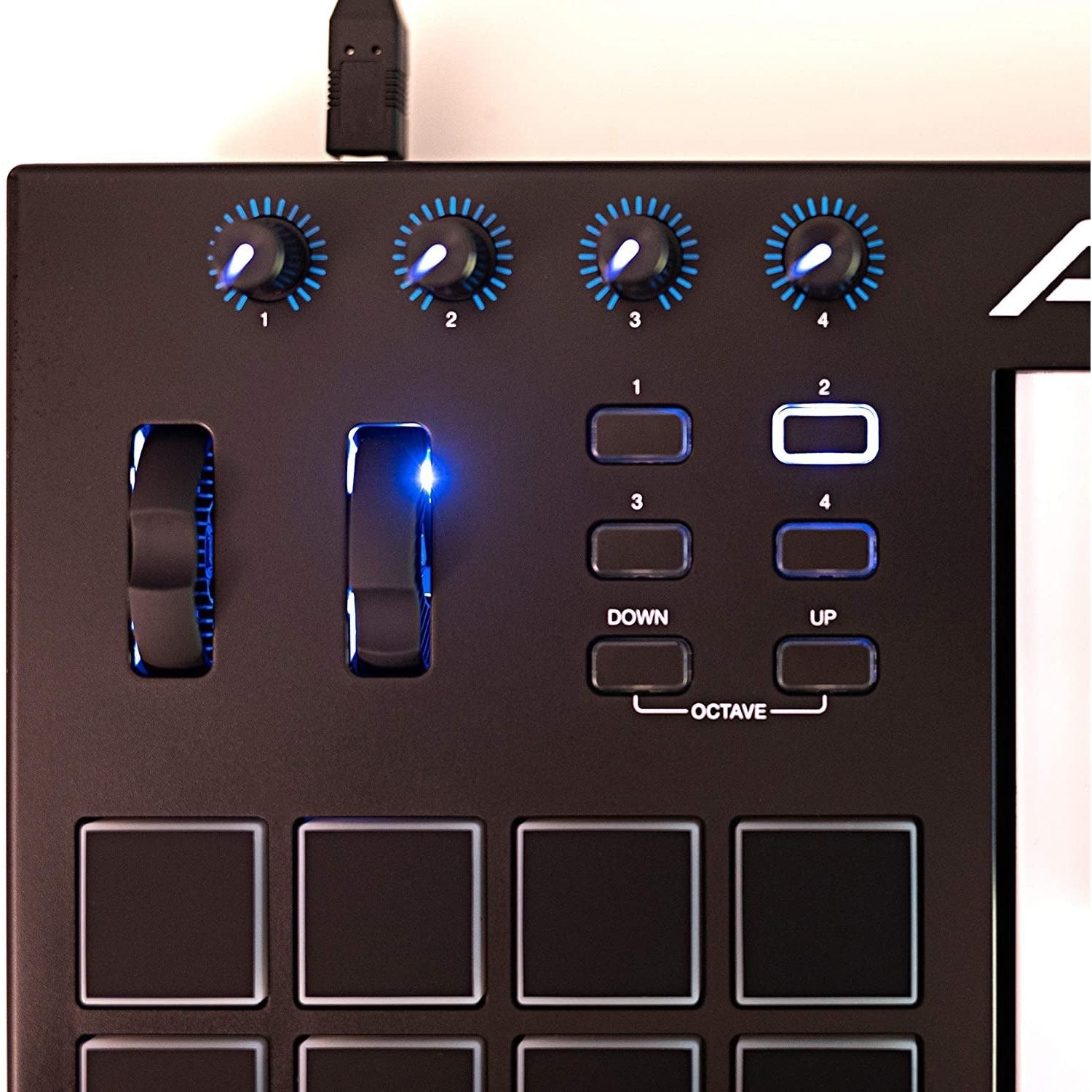 MIDI Keyboard Controller Alesis V61-Mai Nguyên Music