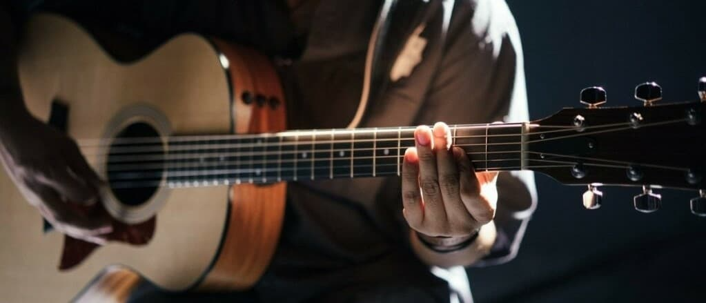 So Sánh Đàn Guitar Acoustic Taylor 114 Và Taylor 214