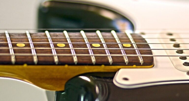 Các Thương Hiêu Đàn Guitar Điện Phổ Biến Và Nơi Sản Xuất Của Họ