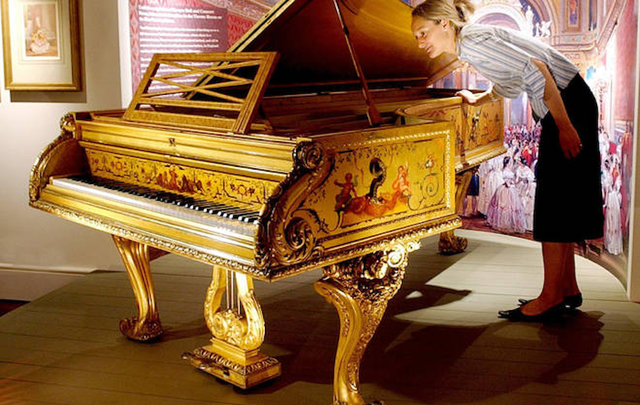 Xứng Đáng Với Một Nữ Hoàng: Câu Chuyện Đằng Sau Cây Đàn Piano Mạ Vàng Của Hoàng Gia Anh