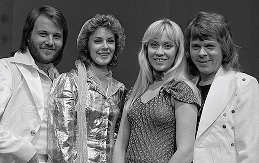 Sự Trở Lại Của ABBA: Điều Gì Khiến Âm Nhạc Của Họ Trở Nên Bất Hủ Đến Vậy?