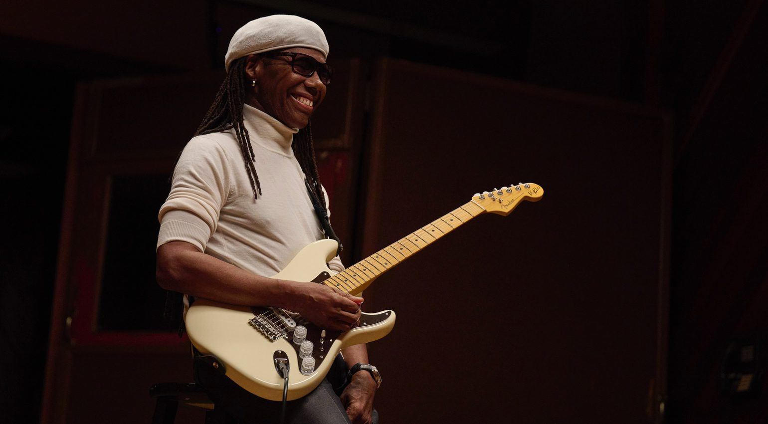 Đánh Giá Fender Nile Rodgers Hitmaker Stratocaster - Liệu Bạn Có Phát Cuồng Vì Chiếc Strat Sành Điệu Dày Không?