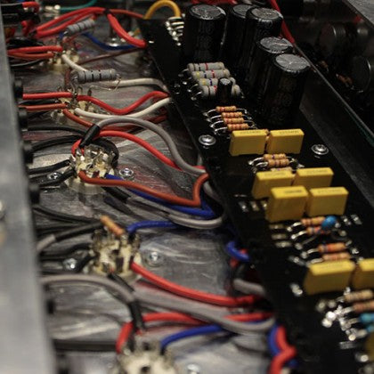 Amplifier Head Guitar Cort CMV15H Tube Craft 15-Watts có mạch dây điện được nối bằng tay