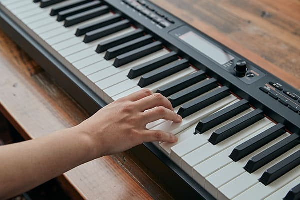 Cơ chế bàn phím piano nhỏ gọn mang lại cảm giác rất thật khi chạm tay trên Casio CDP-S360