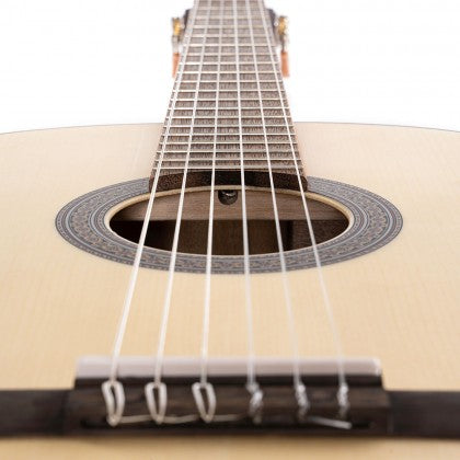 Đàn Guitar Classic Cort AC100DX có thanh trusrood để điều chỉnh độ cong cần đàn