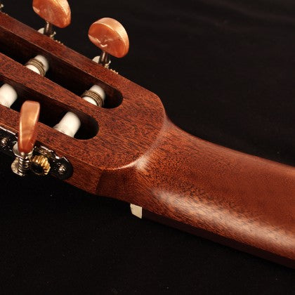 Đàn Guitar Classic Cort AC200 có khoá điểu chỉnh dây kiểu cổ điển