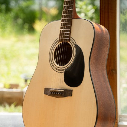 Đàn Guitar Acoustic Cort AD810 có mặt trên bằng gỗ vân sam sitka chắc chắn