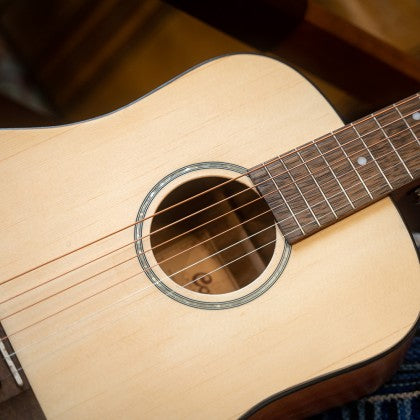 Đàn Guitar Acoustic Cort AD Mini có mặt trên bằng gỗ sitka spruce