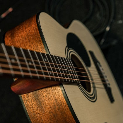 Đàn Guitar Acoustic Cort AF510E có dây đàn được phủ cho độ bền cao