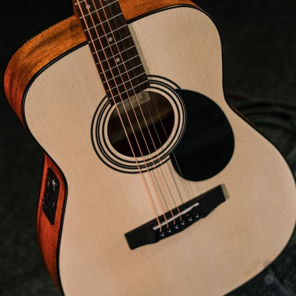 Đàn Guitar Acoustic Cort AF510E có mặt trên bằng gỗ vân sam sitka