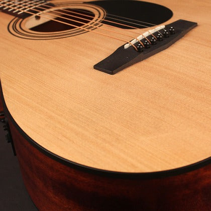 Đàn Guitar Acoustic Cort AF515CE có mặt trên bằng gỗ vân sam sitka