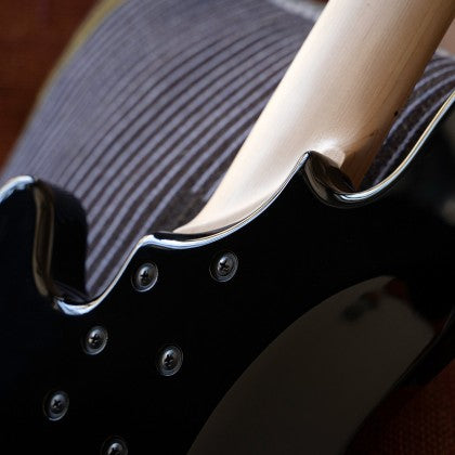 Đàn Guitar Bass 5-dây Cort Elrick NJS 5 có thiết kế thân đàn không gót với mặt bàn phím gỗ maple cứng