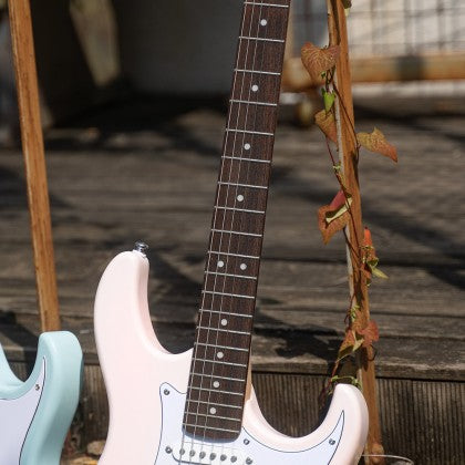 Đàn Guitar Điện Cort G200 có cần đàn gỗ maple và mặt phím đàn gỗ jabota