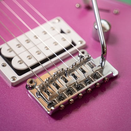 metallic lấp lánh đầy màu sắc có tremolo 2 điểm với yên thép uốn cong