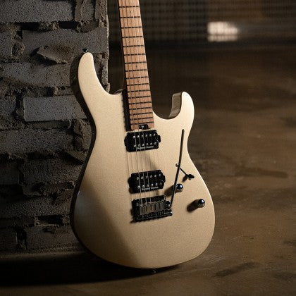 Đàn Guitar Điện Cort G300 Pro được làm bằng gỗ Basswood với mặt đàn gỗ Maple 6mm