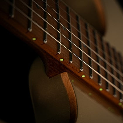 Đàn Guitar Điện Cort G300 Pro có dấu chấm bên luminlay