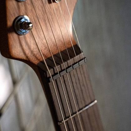 Đàn Guitar Điện Cort G300 Raw có lược đàn TUSQ của Graph Tech