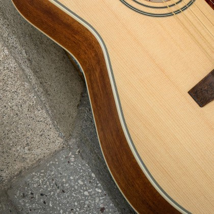 Đàn Guitar Acoustic Cort L100C có mặt bên và hông bằng gỗ mahogany