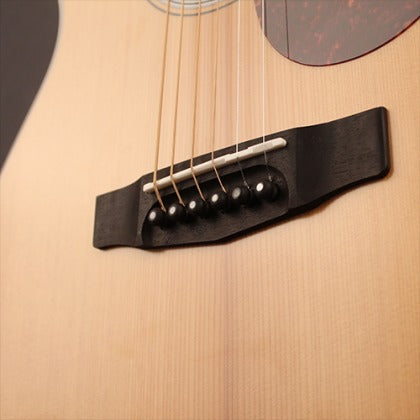 Ngựa đàn sử dụng gỗ ebony trên Đàn Guitar Acoustic Cort L200F ATV, Semi Gloss