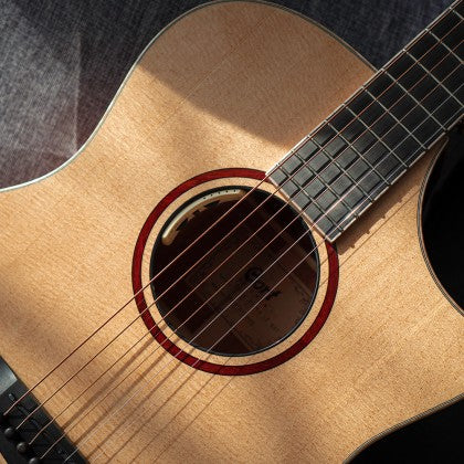 Đàn Guitar Acoustic Cort Little Forest Angel có mặt trên bằng gỗ vân sam sitka nguyên khối