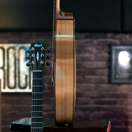 Đàn Guitar Acoustic Cort SFX-Myrtlewood có thân đàn mảnh và lưng có độ cong
