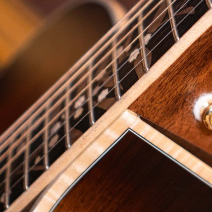 Đàn Guitar Acoustic Limited Edition Cort The Black Tree được xử lý mép cạnh đàn bằng tay