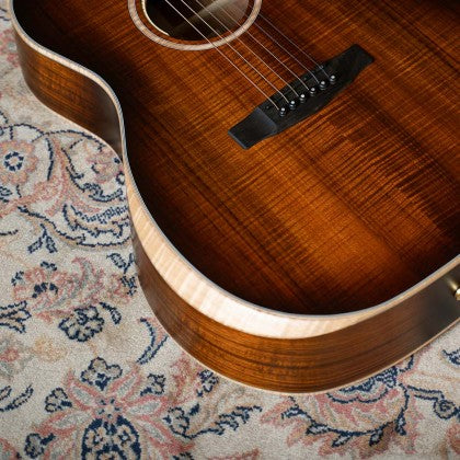 Đàn Guitar Acoustic Limited Edition Cort The Black Tree có phần tay vịn được cắt vát