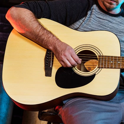 Đàn Guitar Acoustic Cort Trailblazer Pack là Cort AD810 có mặt trên gỗ vân sam sitka