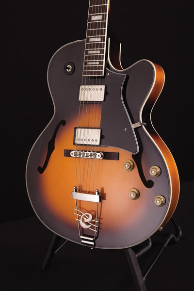 Đàn Guitar Điện Hollow Body Cort Yorktown được thiết kế dáng hollow body