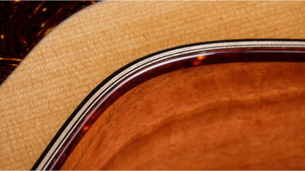 Kết hợp các tonewood chất lượng cao tạo nên âm thanh, giai điệu phong phú trên Taylor 514ce