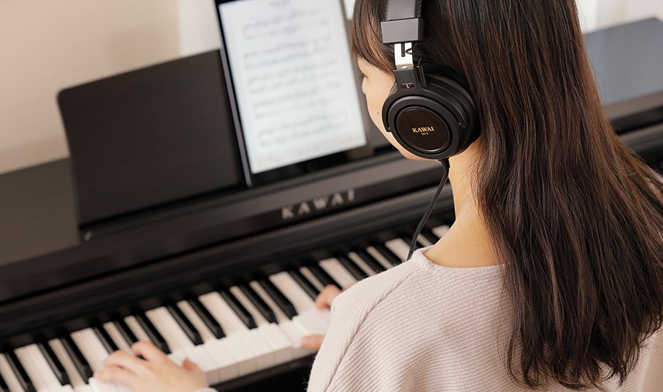 Công nghệ Spatial Headphone Sound (SHS) của KDP120 giúp tăng cường độ sâu và độ chân thực của âm thanh nhạc cụ khi nghe qua tai nghe hoặc tai nghe nhét trong.