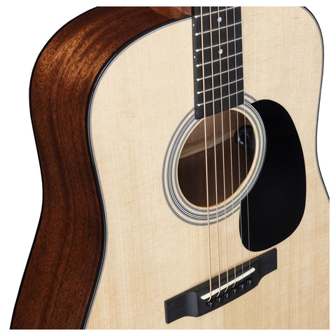 Kiểu dáng dreadnought đặc trưng truyền thống của những cây đàn guitar Martin.