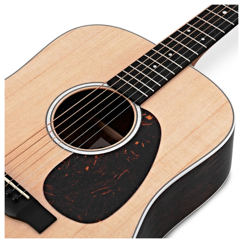 Martin D-13E Road series được sử dụng gỗ Vân sam Sitka nguyên tấm cho mặt top
