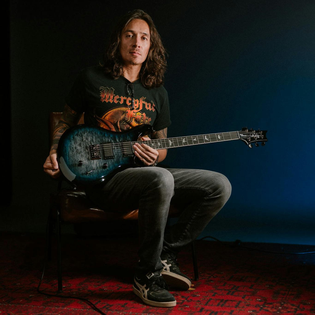 Nghệ sĩ guitar Mark Holcomb