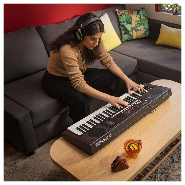 Giắc cắm tai nghe được tích hợp để không làm phiền đến người bên cạnh khi chơi Keyboard Roland E-X10