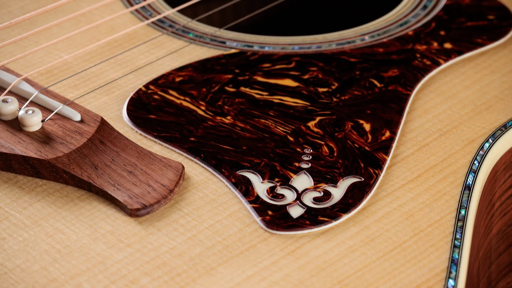 Đàn Guitar Acoustic Taylor Gold Label 917e