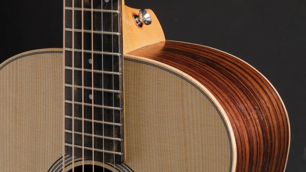 Taylor GS Mini Rosewood có mặt trên bằng gỗ Sitka, mặt lưng và hông bằng gỗ Rosewood