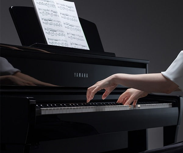 Đàn piano điện cao cấp Clavinova tự hào về tính khả dụng và linh hoạt, cùng với thiết kế tinh tế, cổ điển, hài hòa giữa hình dáng nhỏ gọn với tính thẩm mỹ hiện đại, trở thành hình mẫu tiêu chuẩn cho các dòng đàn piano điện đương đại.