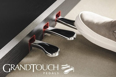 Bàn đạp GrandTouch™ mang lại cảm giác ma sát riêng có khi sử dụng bàn đạp đại dương cầm, nặng khi nhấn và nhẹ khi thả trên Yamaha CVP-905