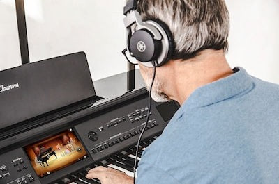 Binaural sampling - Lấy mẫu âm tại tai là phương pháp lấy mẫu trong đó các micrô đặc biệt được đặt trên đầu ma-nơ-canh tại cùng vị trí tai của nghệ sĩ dương cầm để thu âm piano theo đúng cách chúng phát ra trong thực tế trên Yamaha CVP-905